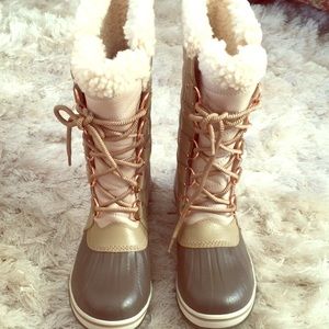 Sorel woman’s snow boots.